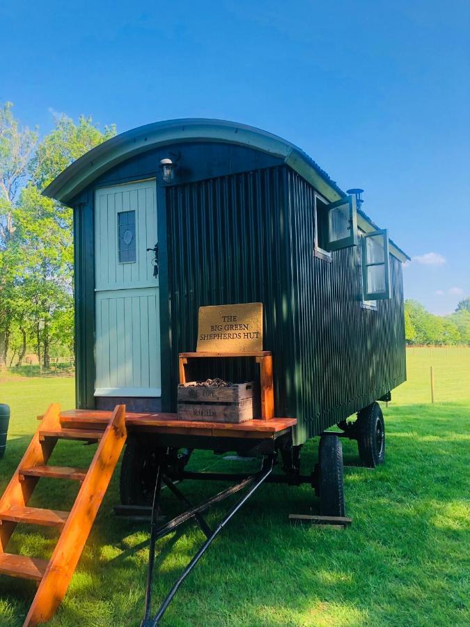 The Big Green Shepherds Hut Charlwood Bagian luar foto