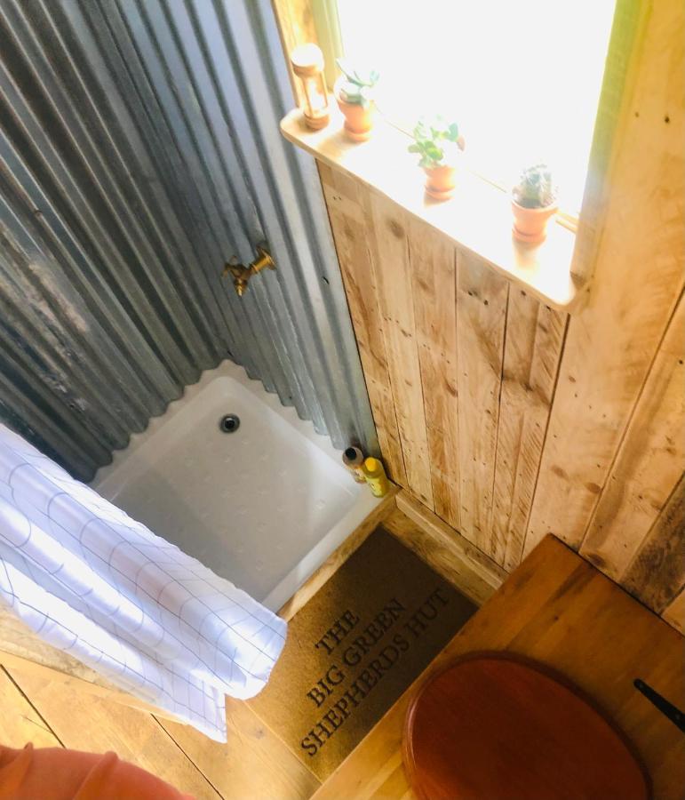 The Big Green Shepherds Hut Charlwood Bagian luar foto
