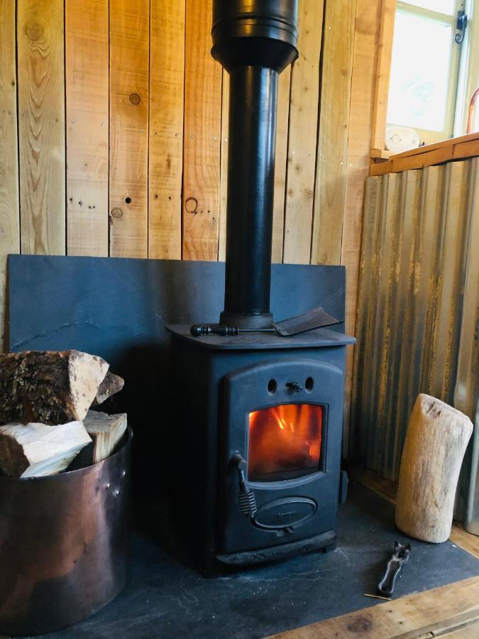 The Big Green Shepherds Hut Charlwood Bagian luar foto