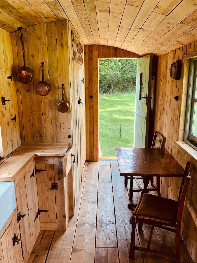 The Big Green Shepherds Hut Charlwood Bagian luar foto